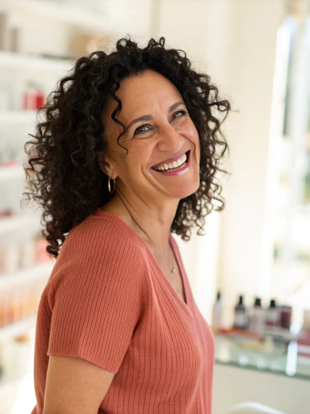 Porträt Derya, Fußpflege und Naturnagel, mit lockigem Haar